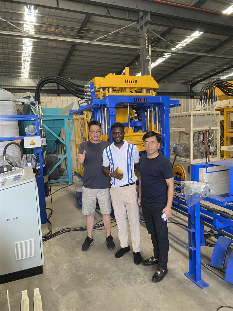 가나의 흥미로운 방문: 콘크리트 블록 기계 견학 및 구매 의도