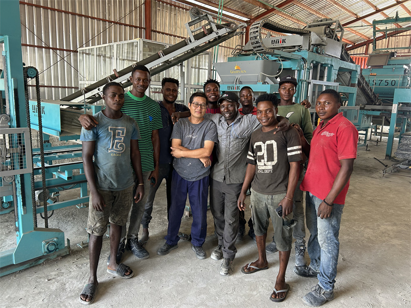 나이지리아에서 판매되는 콘크리트 블록 성형기: UNIK 기계가 눈에 띕니다